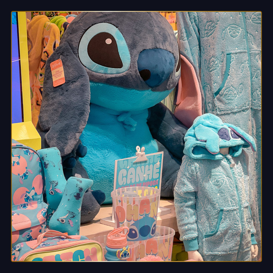 Stitch invade o Villa Romana Shopping com vitrines temáticas e produtos colecionáveis