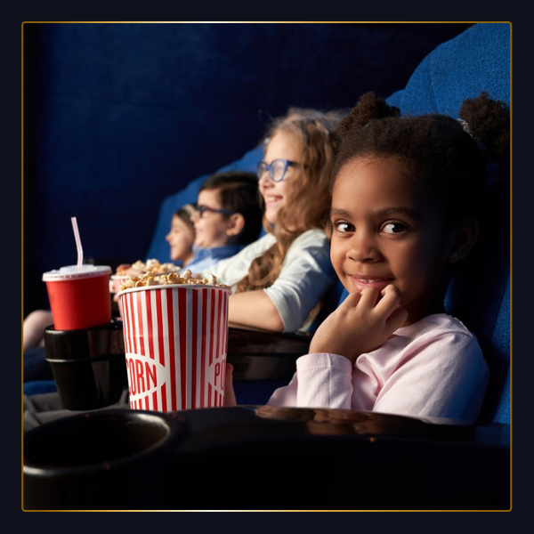 Villa Romana Shopping promove programação inclusiva com cinema adaptado e espetáculo de teatro acessível!